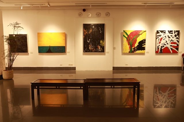 Hà Nội's Fine Arts Museum Hosts a Self-Taught Painter Who Thinks in Blue