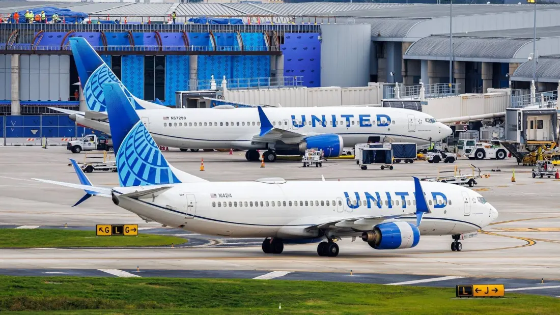 United Passenger Streams Five College Football Games At Once Thanks To Starlink