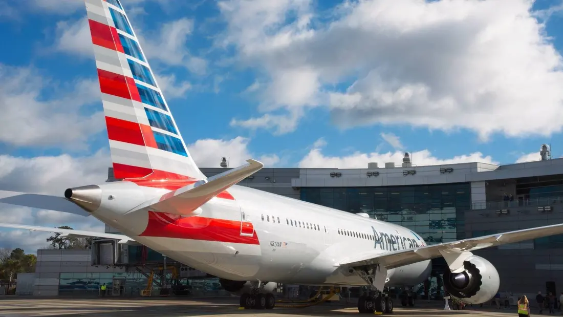 American Airlines Is Reportedly Swapping the Fussy Dimming Windows on Its Older Dreamliners