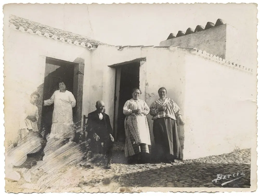 A dusty glass plate reveals Palmela life in the 1900s, one photographer at a time
