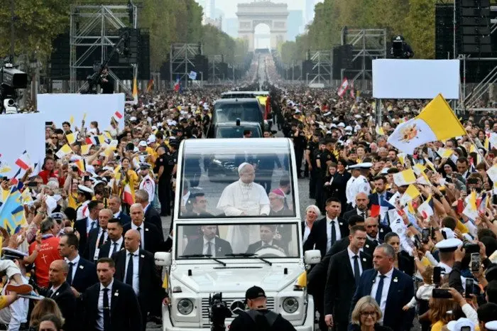 Pope Leo XIV draws 700,000 to a mass at Place de la Concorde as France rediscovers its Catholic side