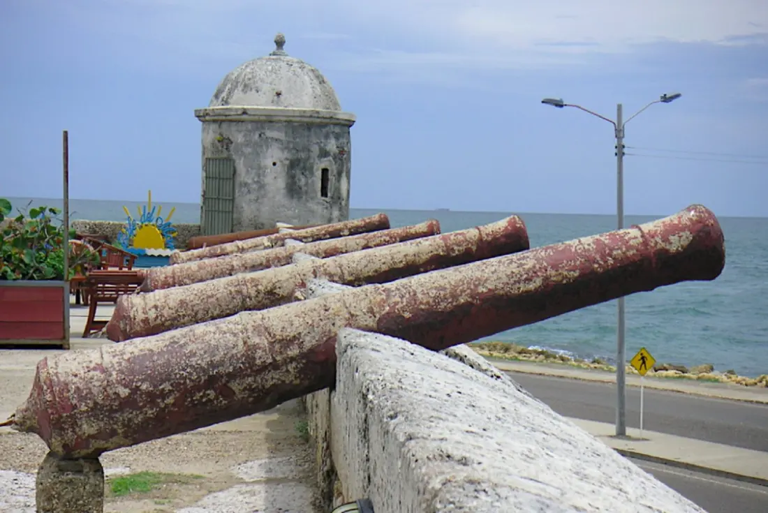 Drunk tourist topples historic sculpture in Cartagena's Getsemani — and the mayor wants her to pay