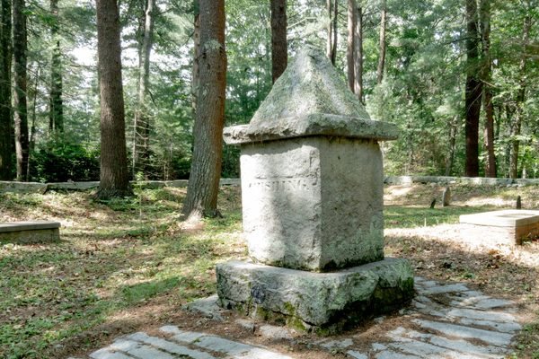 A Supreme Court Founder's Grave Hides at the End of a Massachusetts Cul-de-Sac