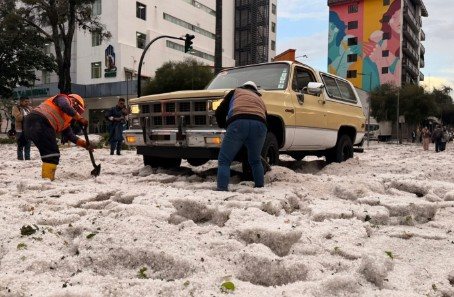 Ecuador briefing: Colombia cuts power exports, Manta fishermen cleared, Quito hit by freak hailstorms