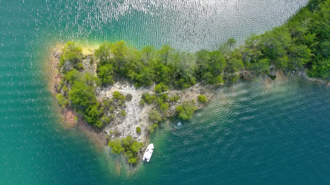 Lake Jocassee: South Carolina's Caribbean-Coloured Lake You Can Only Reach Through One Park