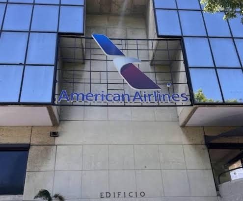 American Airlines keeps its Santo Domingo ticket office open as phone reservations move elsewhere