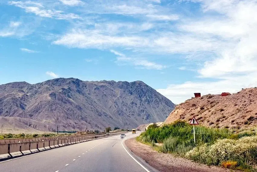 Boom Gorge rockfall works: one-lane traffic on the Bishkek–Naryn road in early November