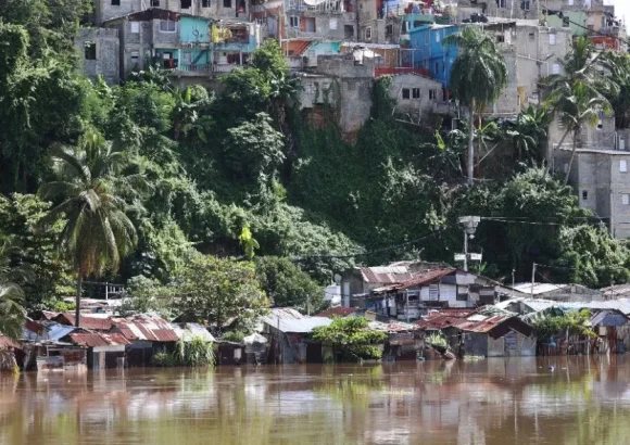Water on Thursdays, blackouts for eight hours: daily life in Greater Santo Domingo's barrios